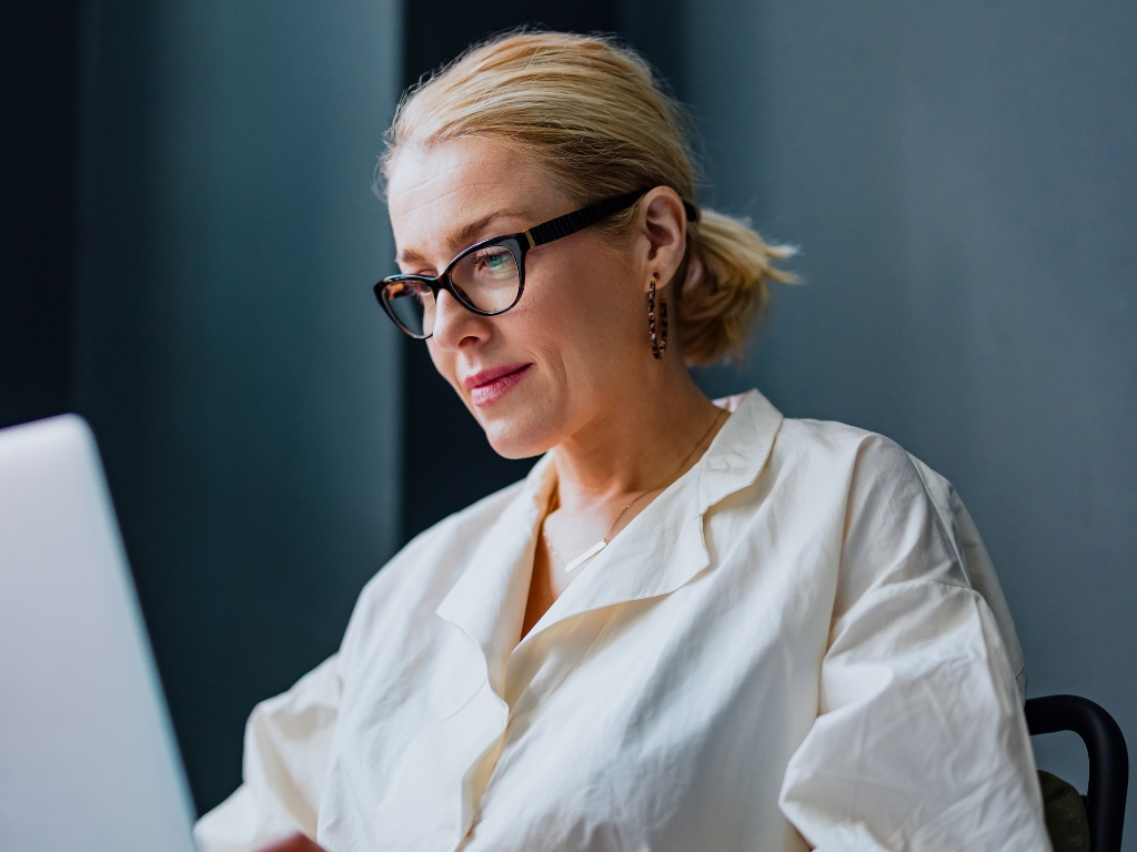 businesswoman-laptop-working